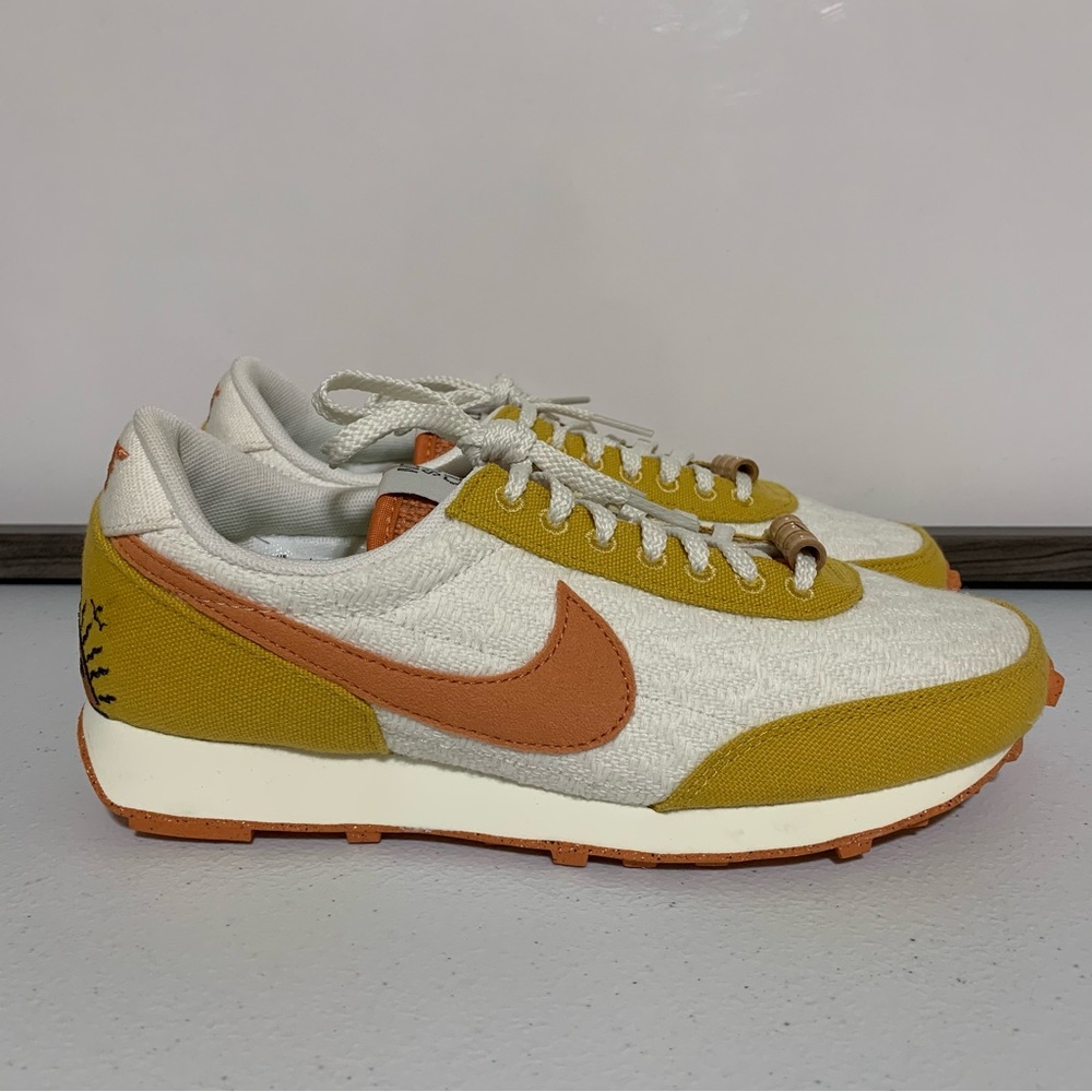 Nike Daybreak SE Sun Club Sail Hot Curry Casual Lifestyle Sneaker-Size 6 NWOT
